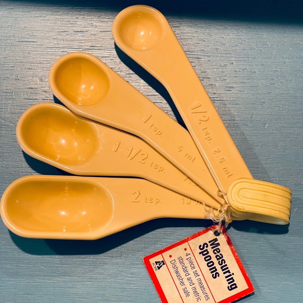 Vintage Plastic Measuring Spoons – 4 Piece Set (#98909) Cream Color